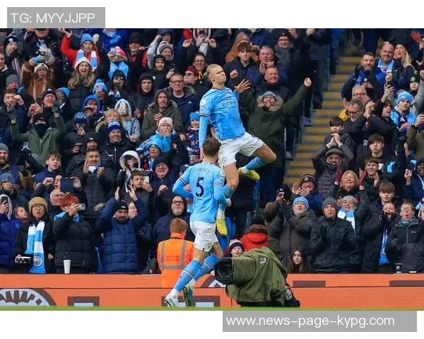 哈兰德晒曼城配色圣诞帽庆祝照为2025年胜利收官添彩