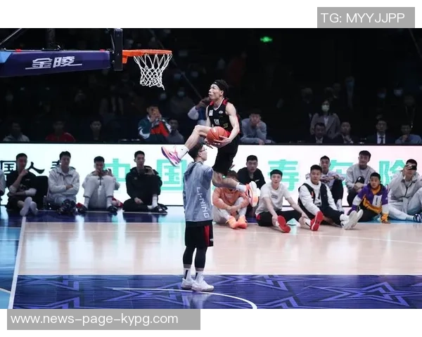 怪物级表现文班在空中接球扣篮展现惊人力量与技巧视觉冲击力十足